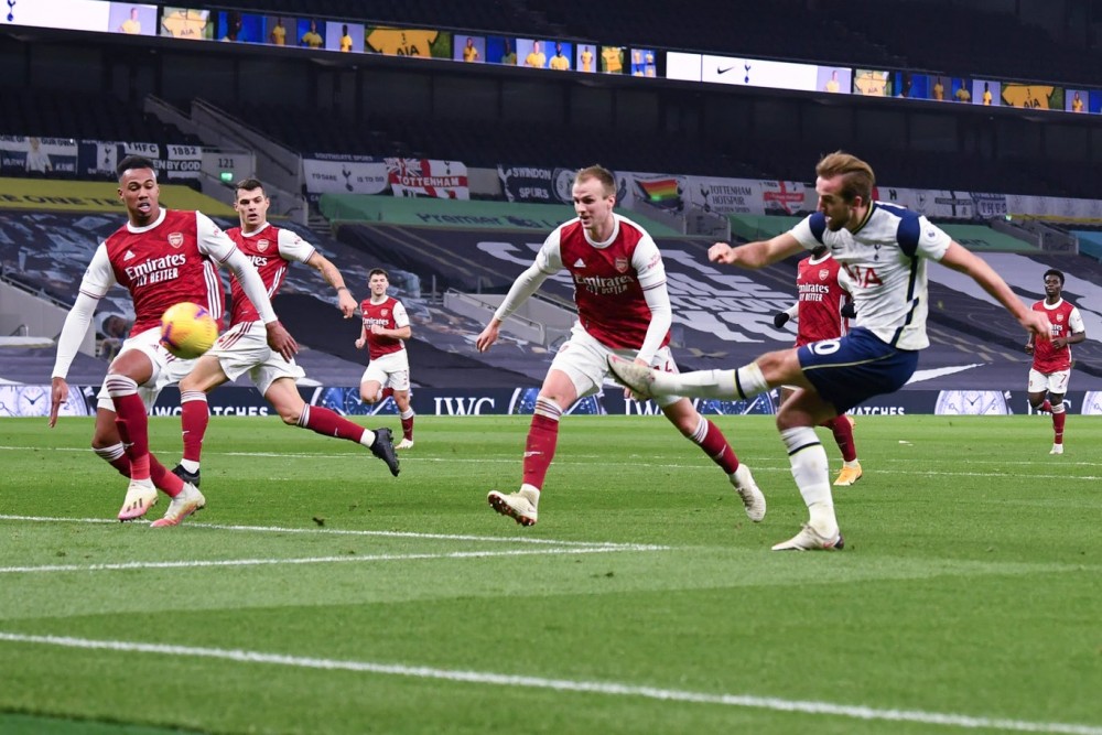 Tottenham  Spurs’ Harry Kane scores  against Arsenal. Tottenham beat its old rival and stayed atop the table as it chases what would be the club’s first English league title since 1961. (AP Photo)